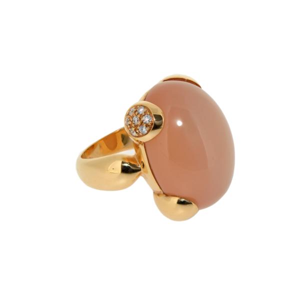 moderner Ring mit rosafarbenem Mondstein