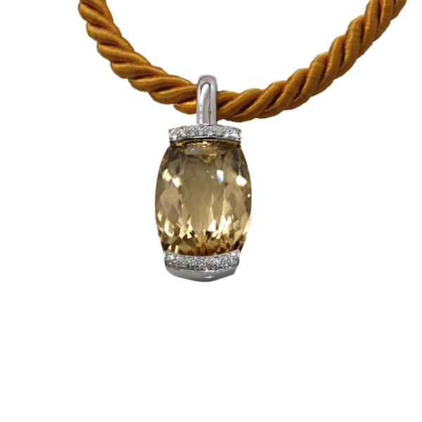 zeitloses Goldberyll-Collier mit passender Seidenkordel und Goldschließe